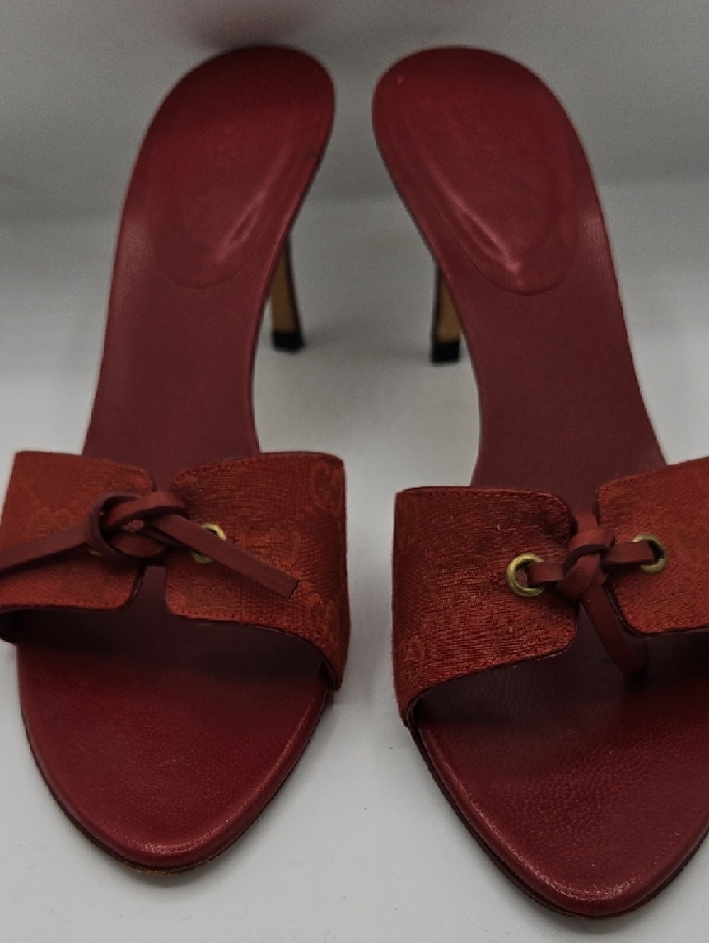 Gucci Red Leather Knot Slide Heels with Gold-Tone Detail - Picture 4 of 17